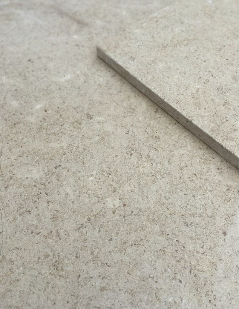 Pilgrim Limestone Etched RANDOM LENGTHS 600xFL 25mm EXTERNAL £35 +vat - Image 3